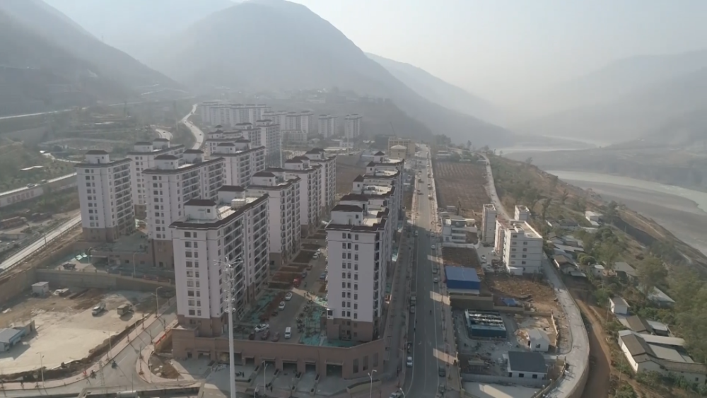 巧家县白鹤滩镇滨江社区 万鉴毅 哪些小的(孩子)阳台有点高,要注意
