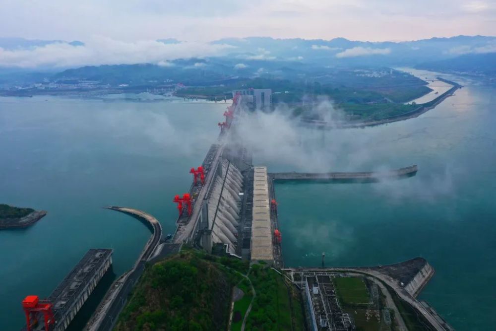 视觉|湖北宜昌:雨后三峡大坝云雾飘缈