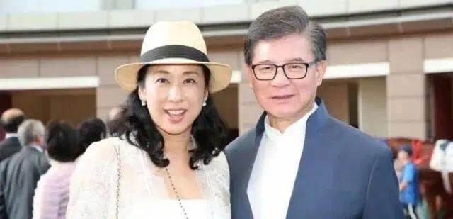在一次慈善年会上,朱玲玲结识了富商罗康瑞.