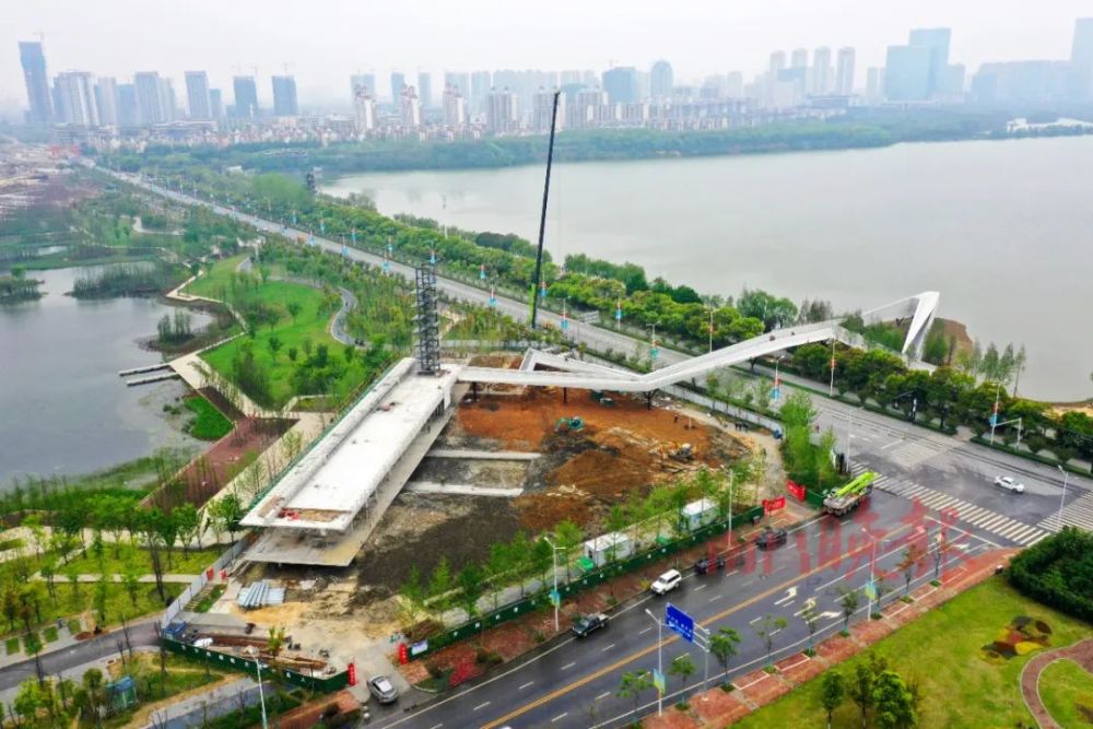 景观人行天桥有序将 鱼尾洲公园,艾溪湖湿地公园 以及景观了望塔 穿