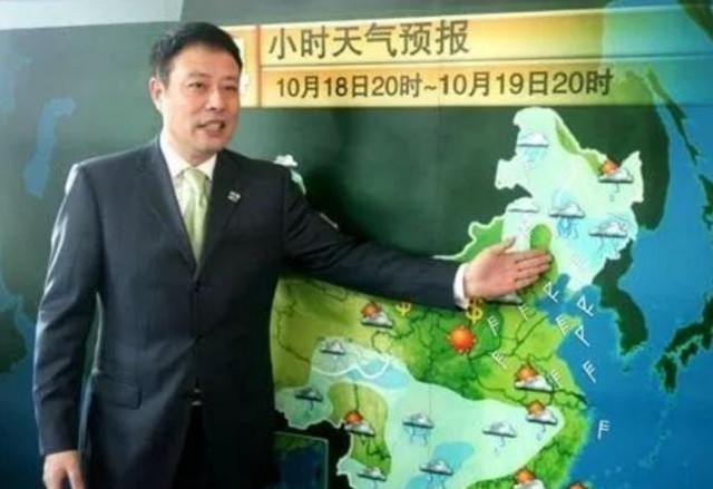 而是在《新闻联播》中穿插气象信息,由主持人代为播放