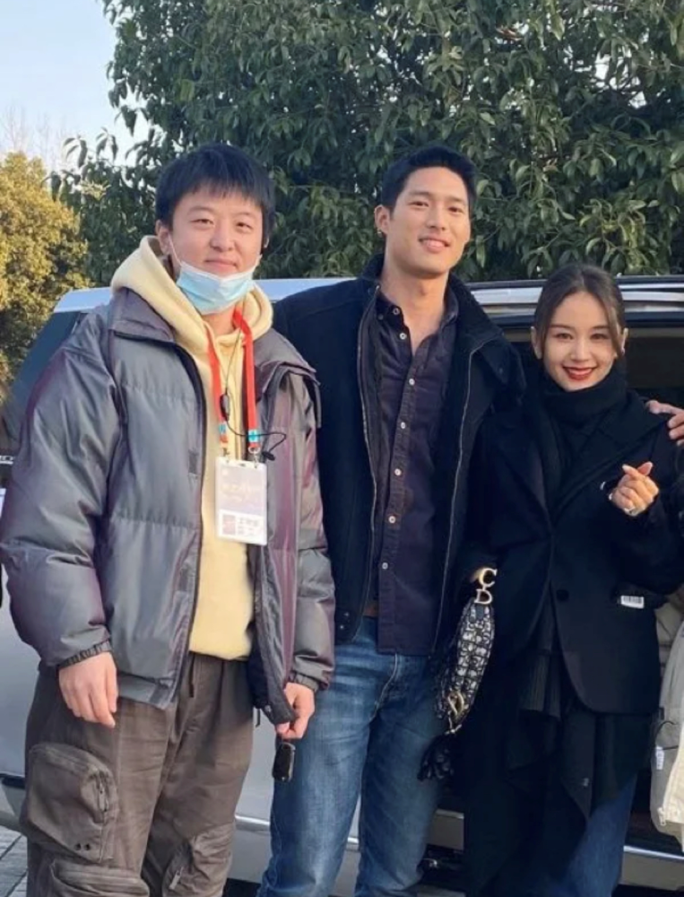 王子文官宣恋情后首晒照,穿华美礼服女王范十足,中指佩戴钻戒疑好事