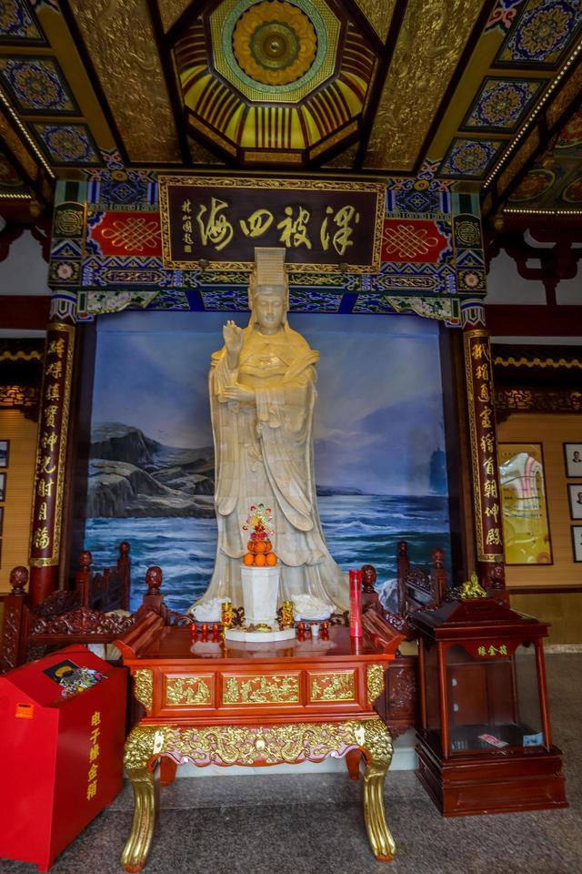 这些妈祖像每个都制作精美,仪态端庄,满目慈祥,他们都是湄洲岛的标志.