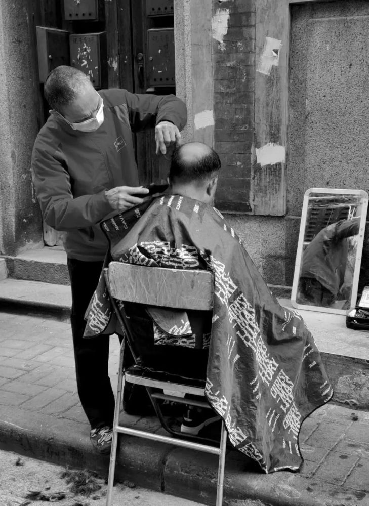 老式理发店,在旧时光守艺美好!过去时髦的人都这样理发?
