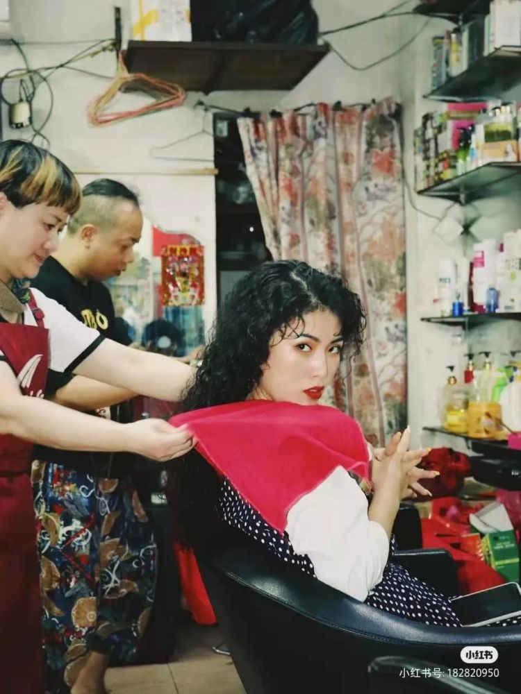 老式理发店在旧时光守艺美好过去时髦的人都这样理发
