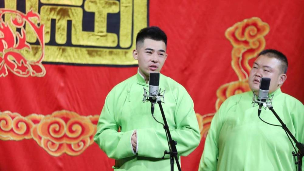 台上的演员们筹备德云社的封箱演出,台下的演员们显得