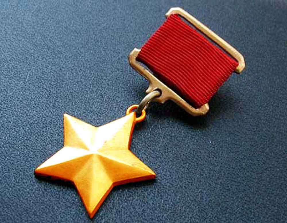 俄军允许军人佩戴苏军勋章,种类多达几十种,金星奖章级别最高