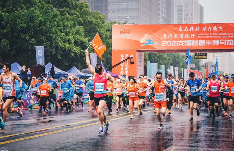 此次比赛共招募运动员4969人,其中半程马拉松报名3000人,欢乐跑报名