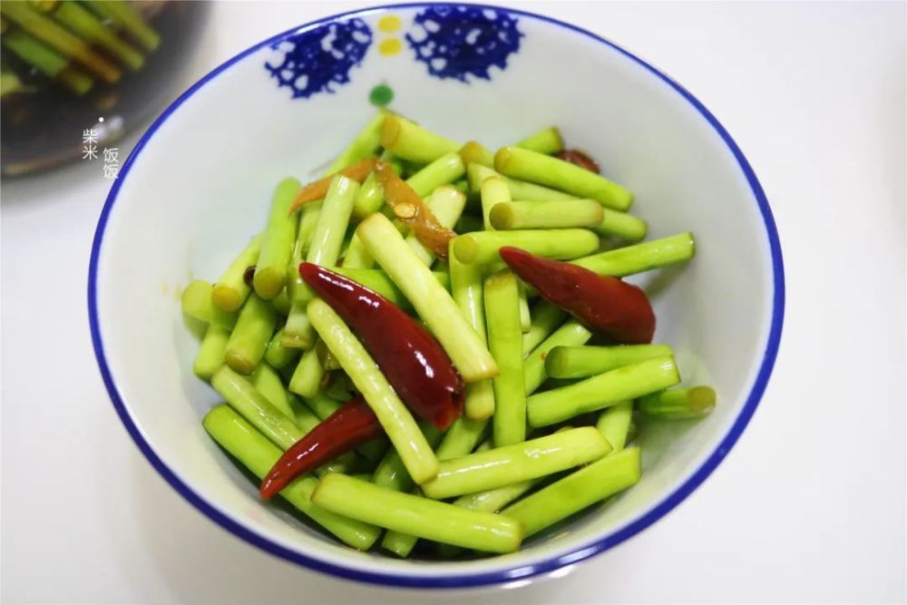 春天蒜苔正水嫩,适合做腌蒜苔,家常腌制方法,好做好吃