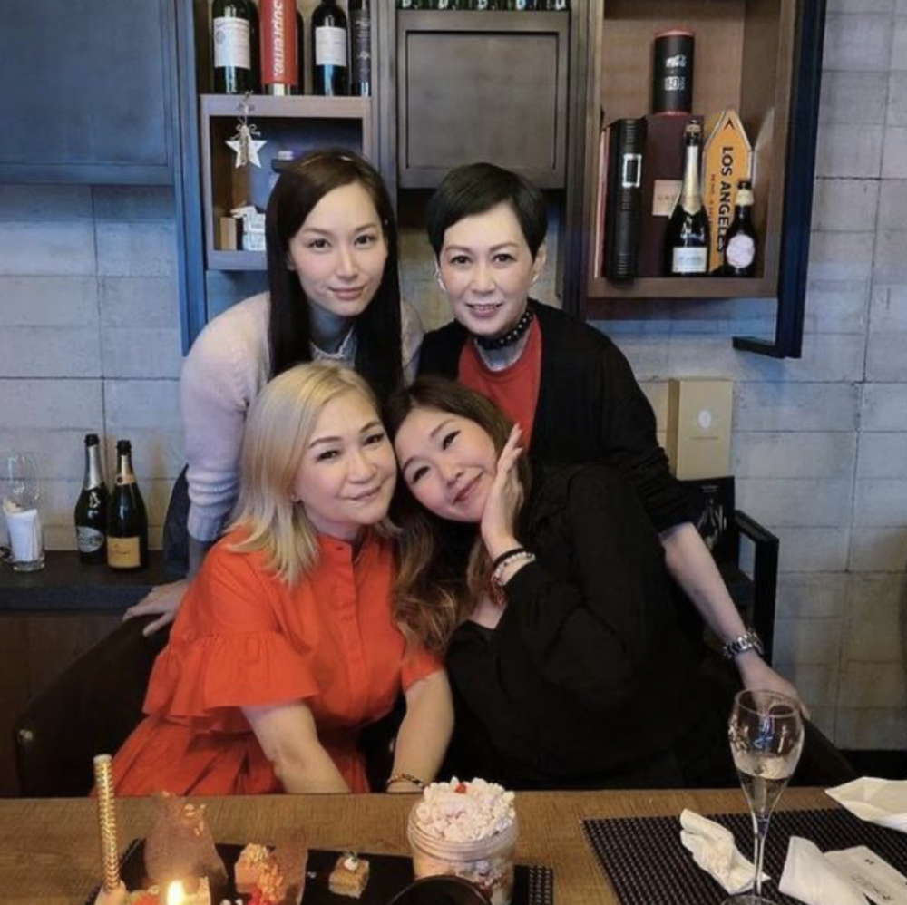 徐子珊出席关礼杰妻子生日会，淡妆仍难掩气质，退圈一年深居简出