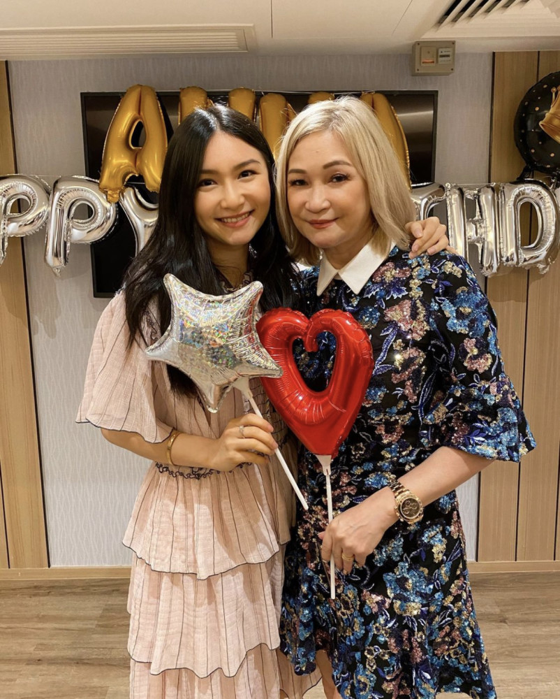 徐子珊出席关礼杰妻子生日会，淡妆仍难掩气质，退圈一年深居简出