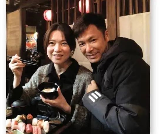 郭晋安老婆宣布复出,相夫教子15年仍似少女,自曝未婚先孕还小产