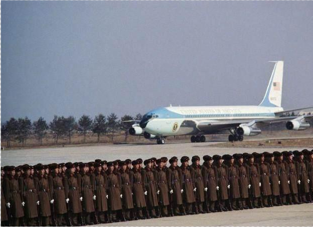 解放军仪仗队,后面是尼克松访华时的专机