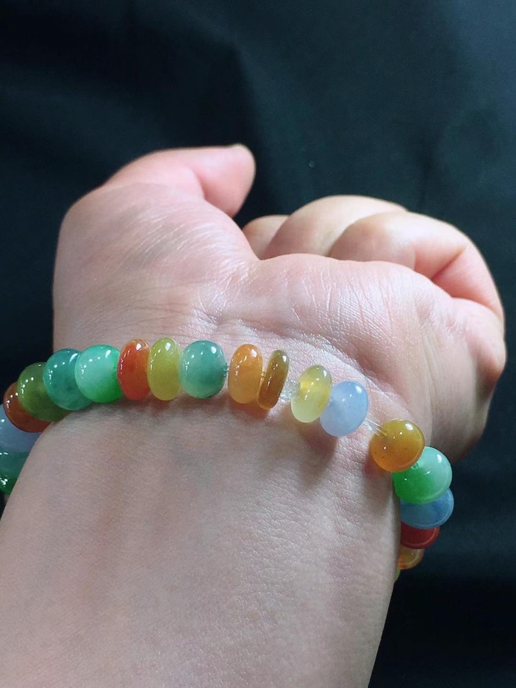 不得不说多彩的翡翠珠子是真的好看,可以是正圆形的,也可以是算盘珠