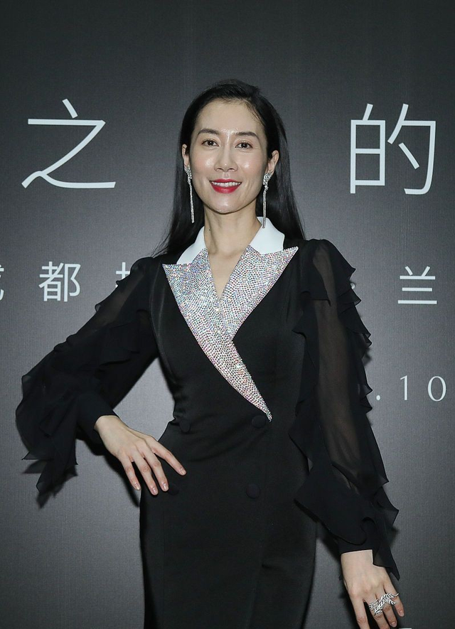 温峥嵘身材真是一等一的好,穿"花瓶裙"显身段,脸部状态太真实