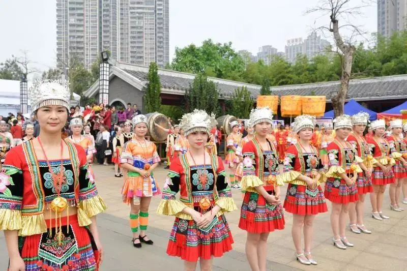 三月三,贵港人可以赶歌圩……嘿撩撩啰!体验大型壮族风情!