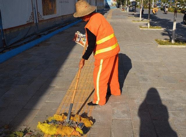 清洁工捡到钱包,却谎称没看到,待失主走后,清洁工跑去报了警