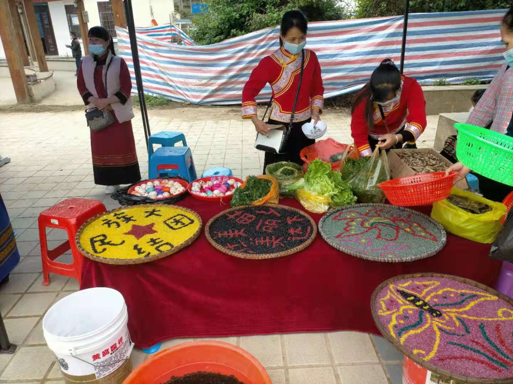 当天活动内容有美食手工艺品和特色小吃展示以及各村民族民俗展演