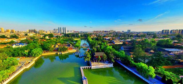 辉县市一个旅游小镇表面看与城区融为一体却没有改为街道