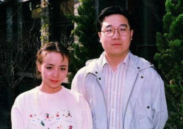 1997年,英达顺利摆脱宋丹丹,和梁欢结婚,却发现被"骗"