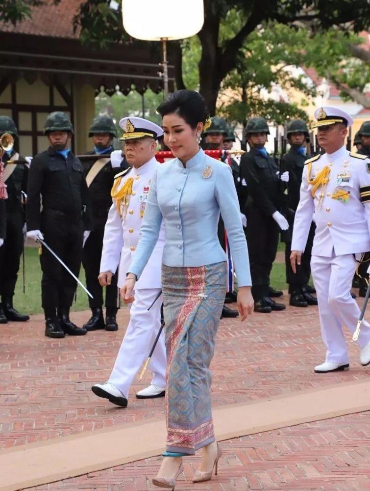 泰国国王同时带王后和贵妃出行,这些细节透露了王后和贵妃的地位_腾讯