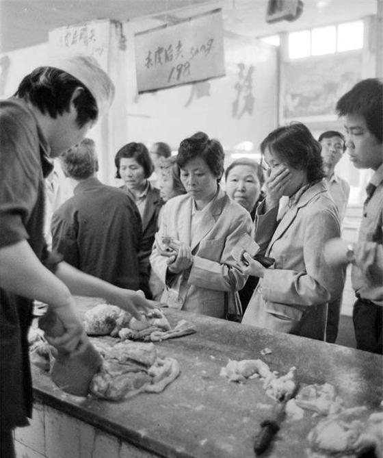 1988年中国历史老照片:民众排着长队做这事,被禁止流传