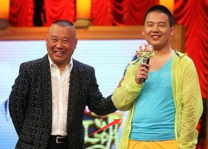 因为和爷爷奶奶在一起长大,郭麒麟被养得肥肥白白,小时候与父亲郭德纲