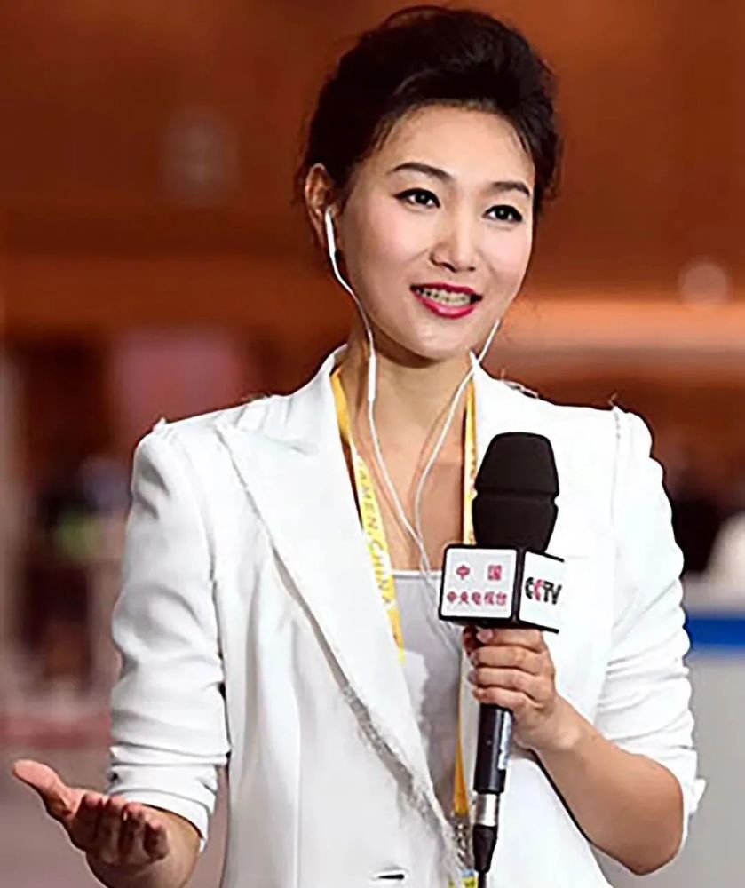 《新闻联播》节目主播李梓萌,不仅人美字也很漂亮,笔迹清晰自然.
