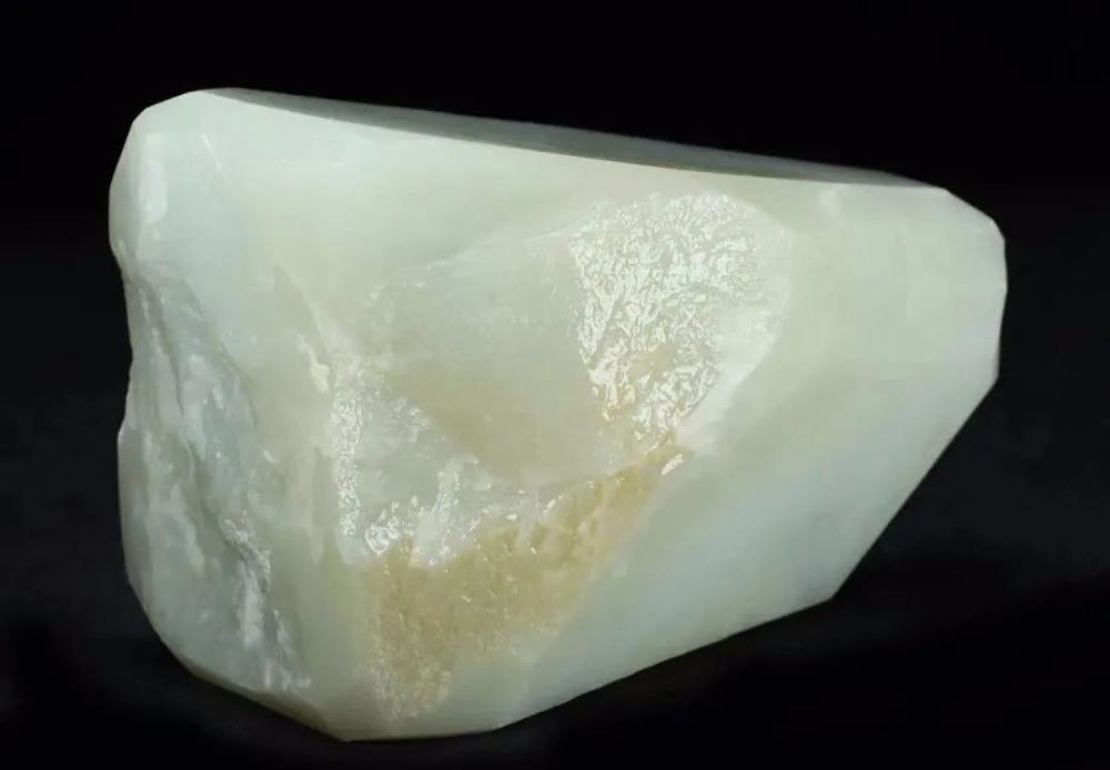 野牛沟料质地温润细腻,块度大,不易变灰,可以说是青海玉中的上品,它的