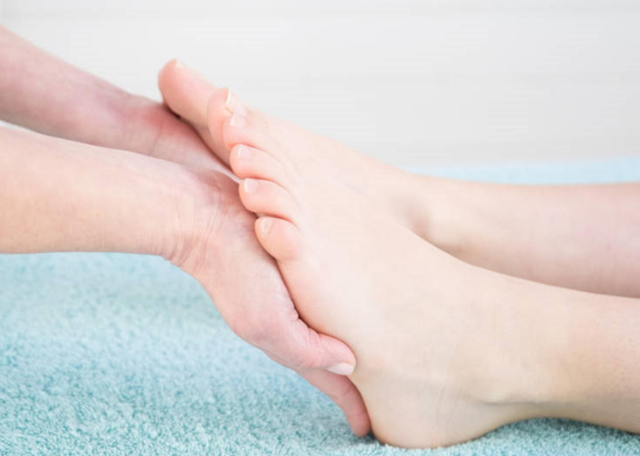 脚后跟经常起皮开裂,是缺乏维生素吗?原因可能不止一种