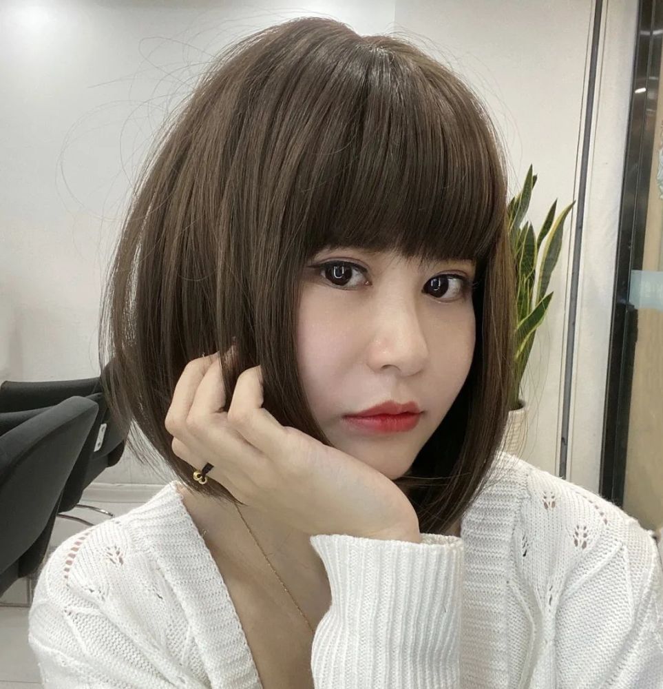 刘海相比空气刘海稍微厚重一点, 看起来很a也很减龄, 发型的发尾剪裁