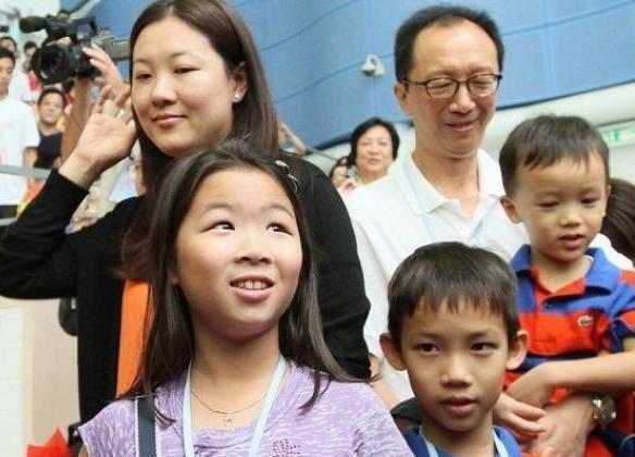 奥运冠军伏明霞,嫁大26岁富豪老公生3娃,如今不敢参加聚会