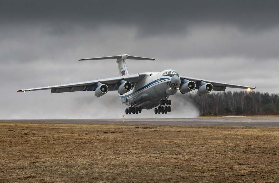 俄罗斯空军运输机部队伊尔-76机型飞行训练,现场震撼!