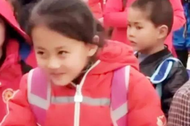 7岁女娃"回眸一笑百媚生",经纪公司纷纷登门,父母做法很明智