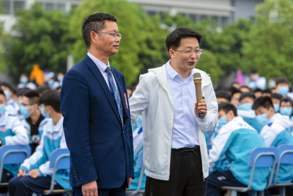 四川犍为县教育局局长段礼富(右)在学校进行演讲