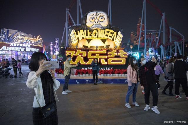 4月10日晚,北京欢乐谷奇幻海洋馆"飞鲨战队"项目因设备安全保障自动