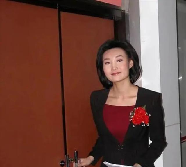 央视《新闻联播》才女李梓萌书法太惊艳,笔墨纤细如烟