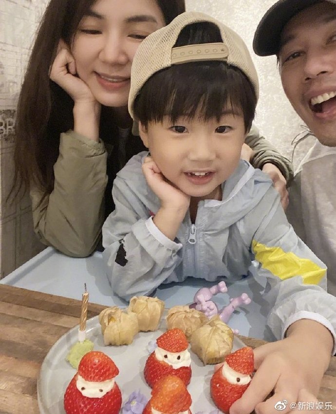 ella晒全家福为儿子庆生