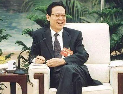 他官至正部,原中组部副部长,37岁正师级,54岁任福建省委书记