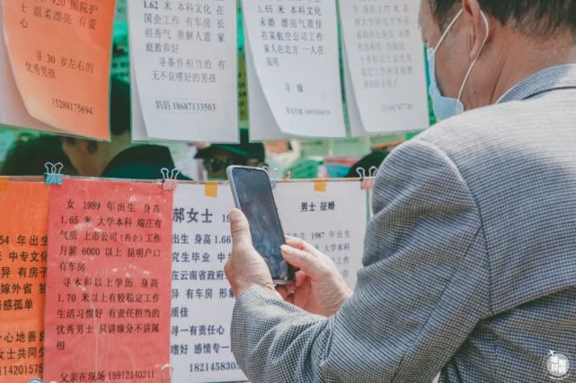 一张张a4纸大小的相亲启事贴满了告示板,挂满了绳子