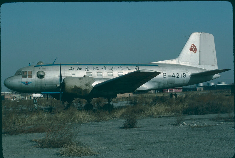 老照片封存在山西机场的苏联产伊尔14客机