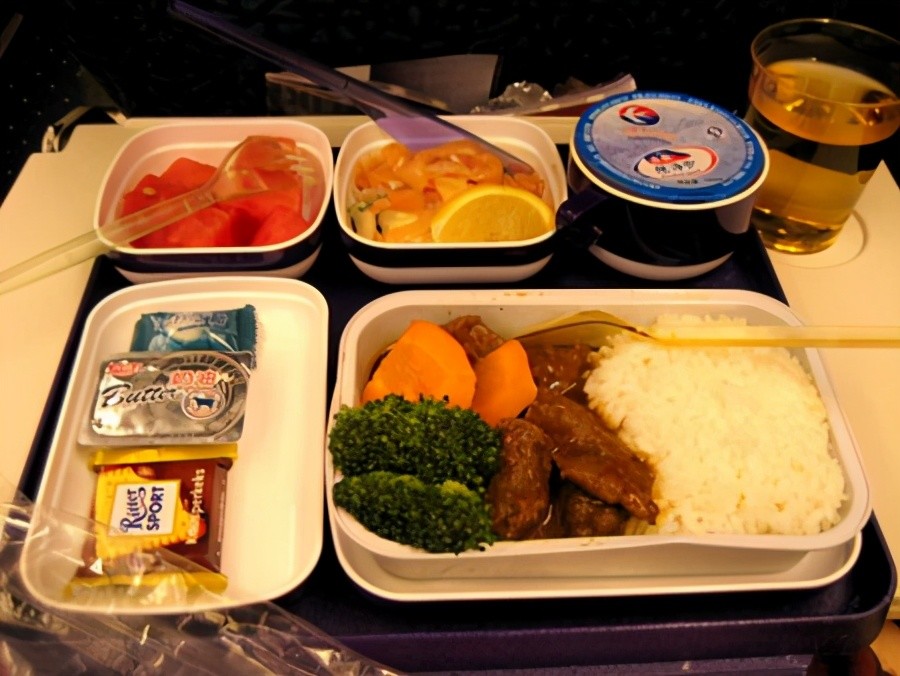 为什么飞机餐这么难吃?吃不完的餐食去哪了?厨师说出实情