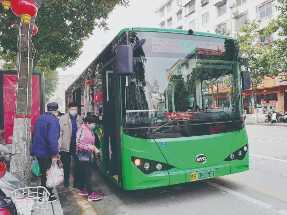 选择绿色出行方式的市民在排队上公交车