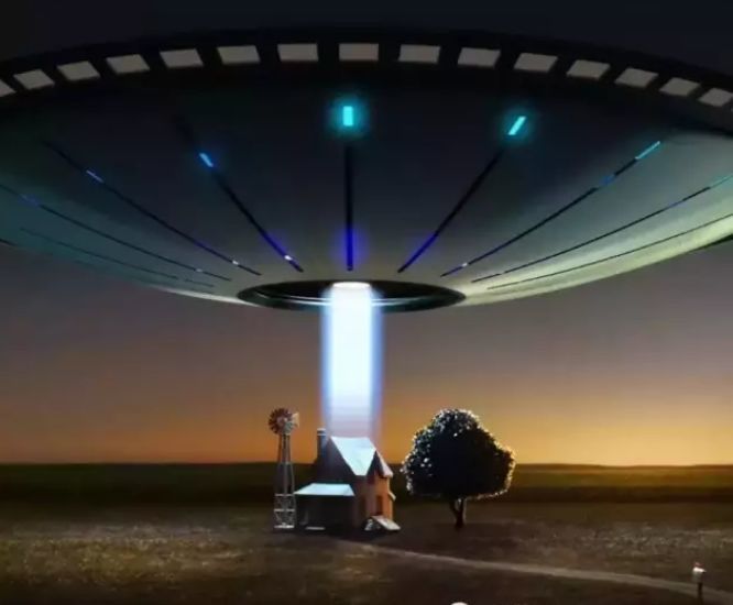 ufo现身美海军编队上空,画面中的ufo呈金字塔型,难道霍金预言是真的?