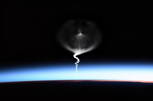 ufo现身美海军编队上空,画面中的ufo呈金字塔型,难道霍金预言是真的?