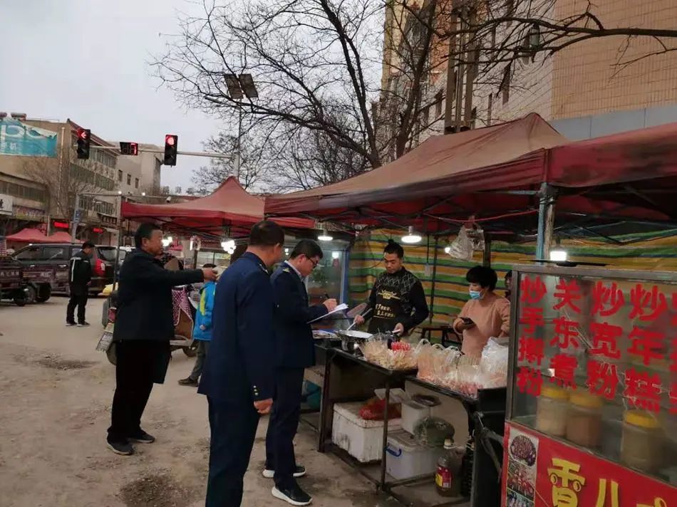 武山县市场监管局洛门市场监管所开展夜市摊点食品安全专项检查
