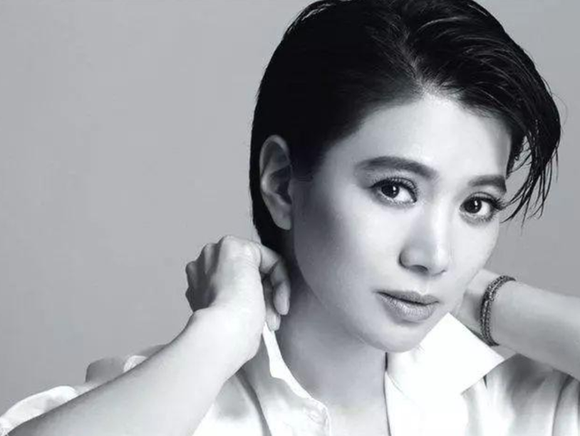 49岁袁咏仪瘦18斤,颜值重回巅峰,老公张智霖眼睛都看直了