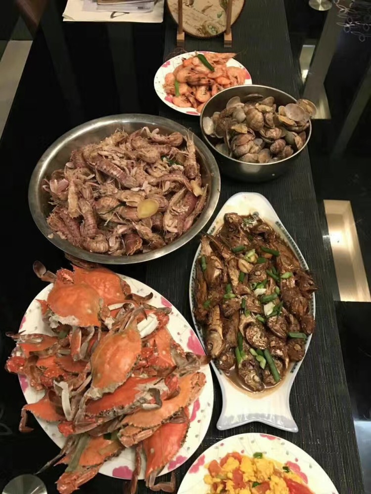 自己在家做海鲜大餐,一桌硬菜成本才300块,好吃得停不