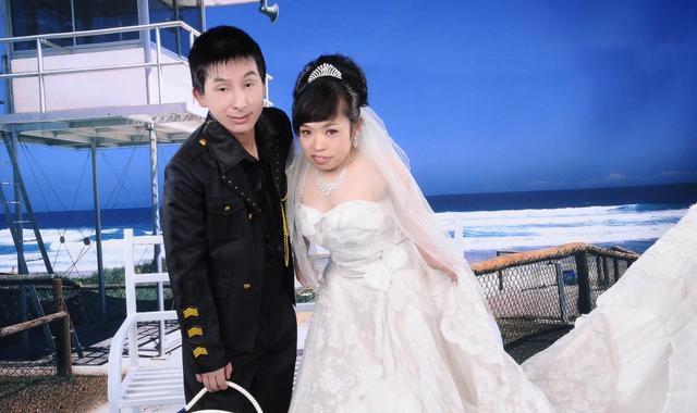 袖珍人姐弟虽然身高仅有1米,却各自收获近乎"完美"的婚姻