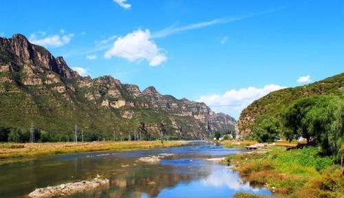 野三坡十渡 十渡位于房山区拒马河中上游,距市区100公里,有"北方桂林"